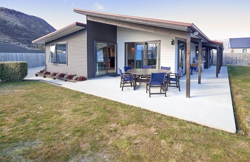 Wanaka Cabaña | Juno Escape - Wanaka Holiday Home