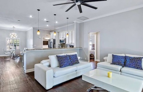 North Palm Beach Heights Casa | Jupiter Gem: 3-BR Home with Private Pool. Ideal for Year-Round Comfort !