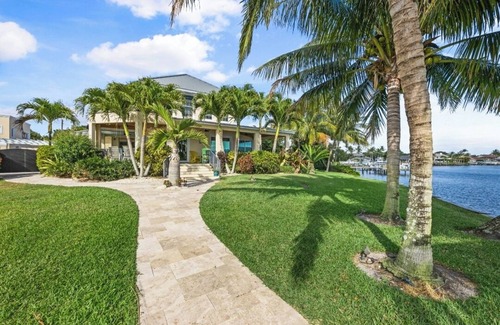 Tequesta Casa | Jupiter Riverfront Compound with 20,000 lb Boat Lift