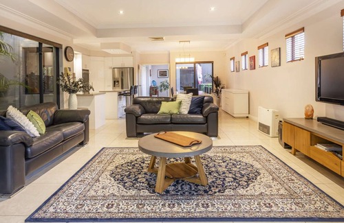 South Perth Casa | Just a 1.5km walk straight to the Coode St Jetty on the glorious Swan River foreshore.