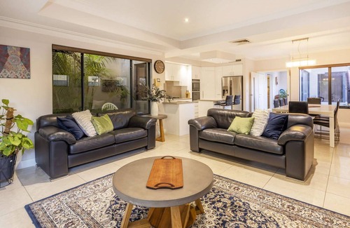 South Perth Casa | Just a 1.5km walk straight to the Coode St Jetty on the glorious Swan River foreshore.