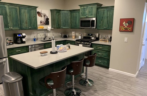 Cottonwood Casa | Just a 9 minute stroll to Old Town Cottonwood. Open to short & medium term stays