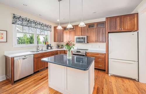 Northeast South Bend Casa | Just a few Blocks to Notre Dame!