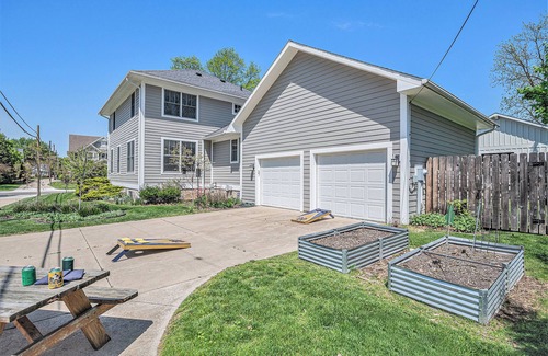 Northeast South Bend Casa | Just a few Blocks to Notre Dame!