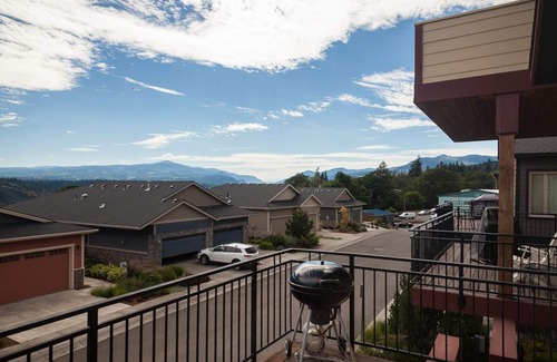 Mt. Hood - Columbia River Gorge Casa | Escena del río: justo al otro lado del puente hacia este lugar tranquilo con vistas completas al río y al desfiladero, aire acondicionado