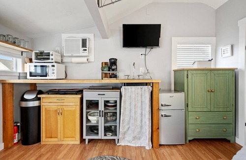 York Harbor Cabaña | Just Beachy - Charming Studio for 2, Short Walk to Beach!