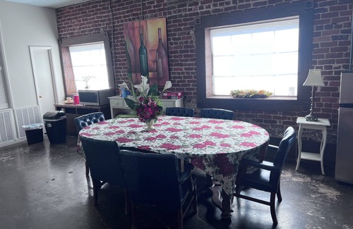 Anniston Apartamento | JUST BED & BATH IN DOWNTOWN HISTORIC ANNISTON. CLOSE TO EATRIES & ENTERTAINMENT.