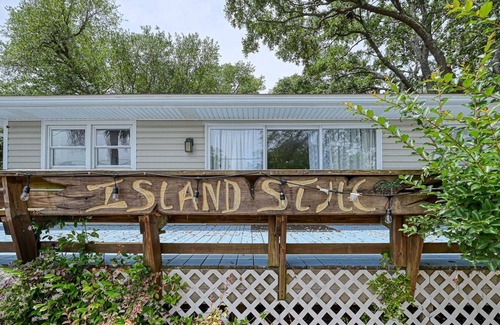 Hampstead Casa | JUST HIT THE RENTAL MARKET! Cozy modern home minutes to Topsail Island