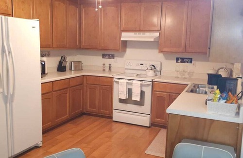 Madison Casa | Just Like Home 3-bedroom house in wonderful Madison/ Pet-Friendly