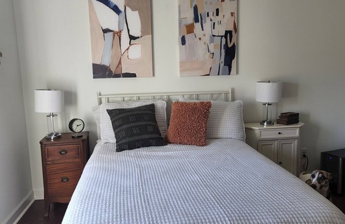 Athens Cama Y Desayuno | Just One Mile to Campus and Downtown Athens - Contemporary BR & private BA