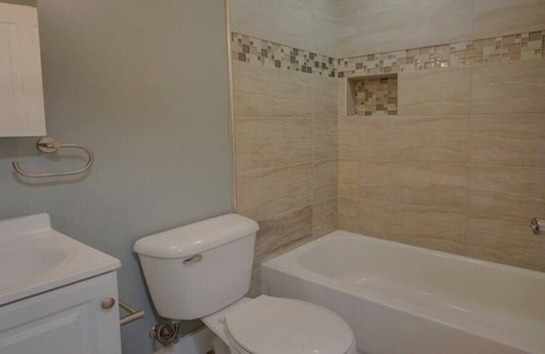 Rock Island Apartamento | Just Remodeled 1BR Apt In Town Close to Everything