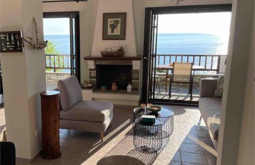 Agios Ioannis Apartamento | Just renovated seaside home 80 meters from the sea