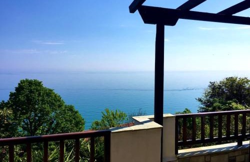 Agios Ioannis Apartamento | Just renovated seaside home 80 meters from the sea
