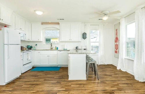 Surfside Beach Casa | Tómelo con calma: Gulf & Bay Views From Decks!