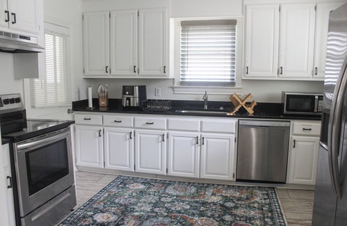 Greer Casa | Just updated! Downtown Greer house. Walk to downtown shops. Fenced in backyard