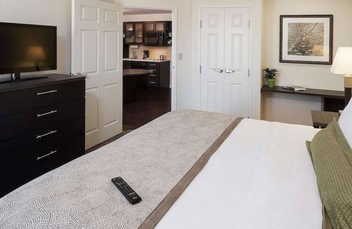 Southfield Casa | Just What You Were Looking For! 3 Relaxing Units w/ Parking, Perfect for family!