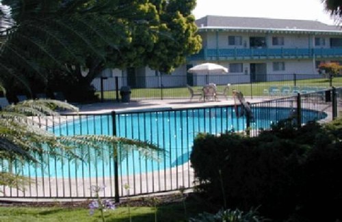 East End Apartamento | Just What You Were Looking For! Free Breakfast, Free Parking, Pool!