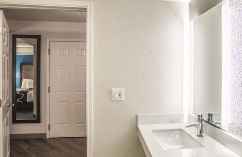 Ahwatukee Foothills Casa | Just What You Were Looking For! Free Breakfast, Onsite Pool, Free Parking