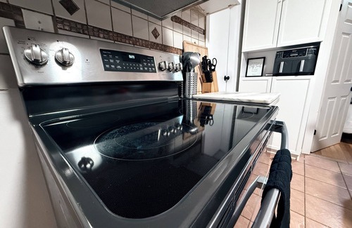 Brockton Casa | JXN BnB: Cozy Master Suite Oasis - Mins away from Boston