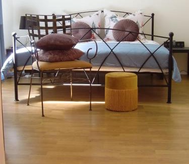 Police Apartamento | Künstler-Villa Ambrosian Apartment Magnolia