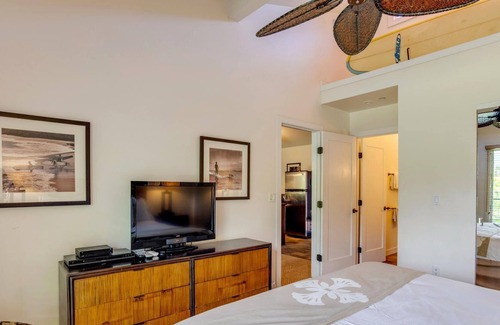 Historic Lahaina Front Street Complejo | K B M Resorts: Aina Nalu Lahaina AL-C209 Stunning 2 bedroom, luxurious pool view! One block to Front Street!