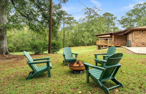 Hattiesburg Casa | K K’s Hideaway—pond/pool table