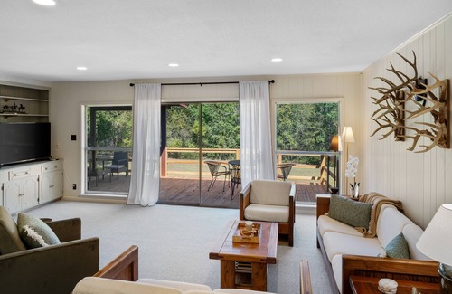 Hattiesburg Casa | K K’s Hideaway—pond/pool table