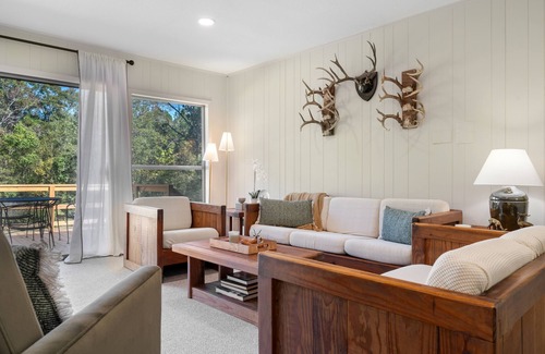 Hattiesburg Casa | K K’s Hideaway—pond/pool table
