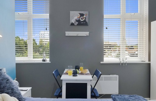 Hanger Hill Apartamento | K Suites - Cozy Central 1 bed w/free parking