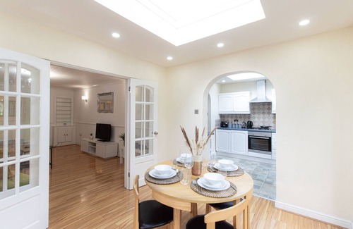 Cradley Casa | K Suites - Lovely 5-Bed Bungalow w/Garden View
