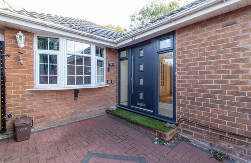 Cradley Casa | K Suites - Lovely 5-Bed Bungalow w/Garden View