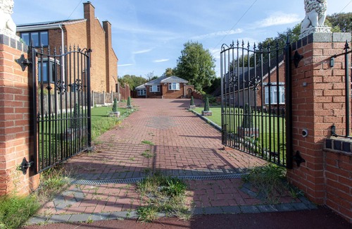 Cradley Casa | K Suites - Lovely 5-Bed Bungalow w/Garden View