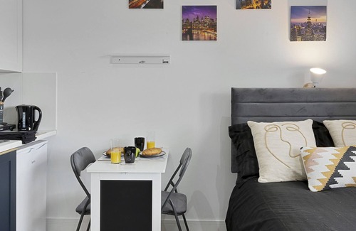 Hanger Hill Apartamento | K Suites - Stunning Central 1 bed w/free parking