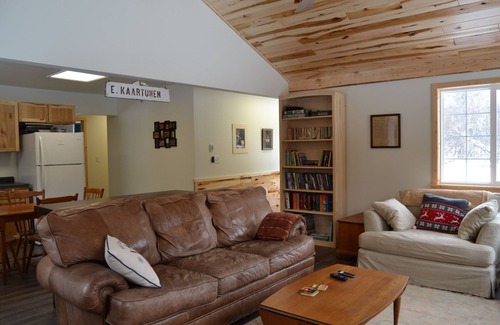 Ironwood Cabaña | Kaartunen Kottage ABR XC Ski/Snowshoe In/Out directly from your porch!