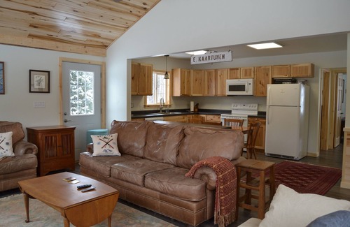 Ironwood Cabaña | Kaartunen Kottage ABR XC Ski/Snowshoe In/Out directly from your porch!