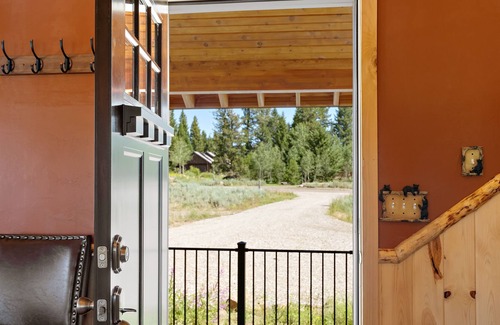 Island Park Cabina | KABINO: Foosball Toy Shed Big Driveway FirePit WiFi Grill