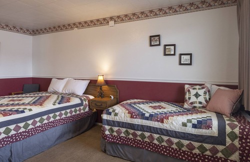 Frontier Casa | KABINO: Fossil Butte Motel #08 2QueenBeds A/C Mini Fridge Microwave Cable Wifi