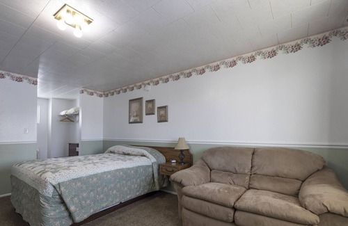 Frontier Casa | KABINO: Fossil Butte Motel #14 King A/C Mini Fridge Microwave Cable Wifi