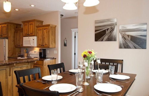 Driggs Casa | KABINO: ¡Nuevo alquiler! A pie del centro! En Ski-Hill Road! Bañera de hidromasaje + WiFi gratuito +++