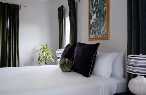 Wailuku Cama Y Desayuno | Kahili Suite - Historic charm meets Luxury