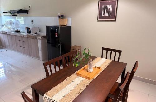 Kajang Casa | Kajang KL 10Pax Landed Home Karaoke Netflix Long Stay