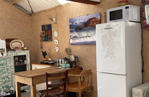 Kakanui Cabina | Kakanui Boatshed - FUNKY WEE GLAMPING CABIN: cosy for two.