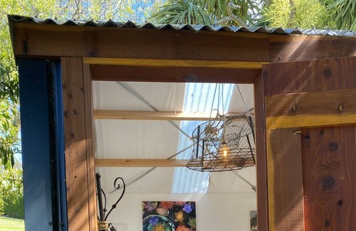 Kakanui Cabina | Kakanui Boatshed - FUNKY WEE GLAMPING CABIN: cosy for two.