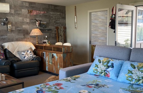 Kakanui Casa | Kakanui "The Bouys" Sea views, woodfired pizza oven,