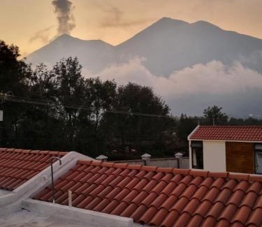 Ciudad Vieja Casa | Kakaw's house, pool with a view of the 3 volcanoes