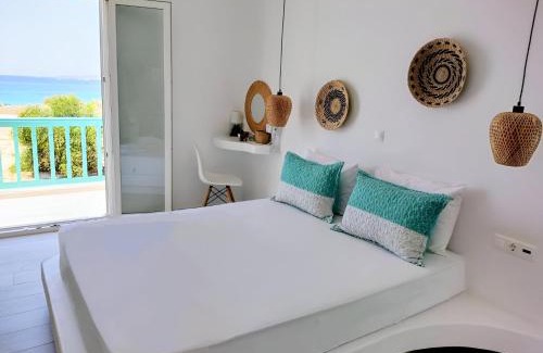Plaka Apartamento | Kalais Beachfront Suites with Sea & Sunset Views, Bus stop Outside, 12min Drive from Town, Free Beach Chairs