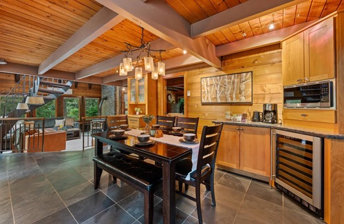 Carrolls Cabina | Kalama River Lodge. River-front Retreat w/Game Room! Dogs OK