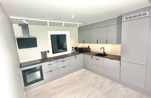 Tromso Apartamento | Kaldfjord Aurora Apartments New top floor. Free parking. Close to nature.