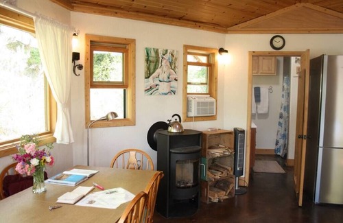 Paonia Casa | Kale's Cottage - King, Private, Romantic, Birders' Paradise