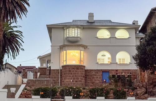 Mossel Bay Villa | Kalimera Beach House Mosselbay Walking distance to beach, stunning sea views